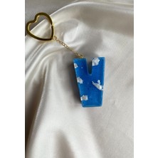 Venüs Takı ve Aksesuar Bulut Desenli Altın Yıldız Başlıklı Tasarım V Harfi Anahtarlık