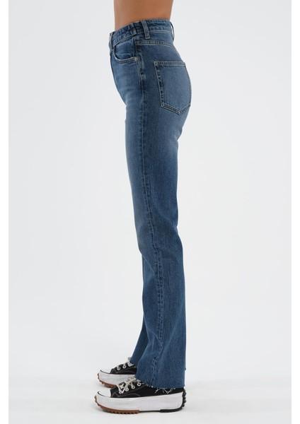 Cross Jeans Orta Mavi Slim Straight Paçası Yırtmaçlı Çapraz Kemerli Jean Pantolon C 4556-007