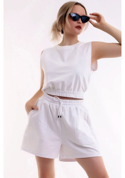 Yuvarlak Yaka Kolsuz Lastikli Crop Bluz Cepli Şort Kombin