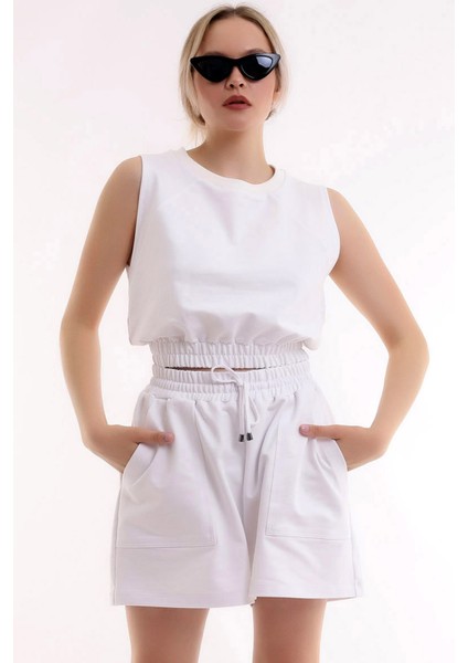 Yuvarlak Yaka Kolsuz Lastikli Crop Bluz Cepli Şort Kombin