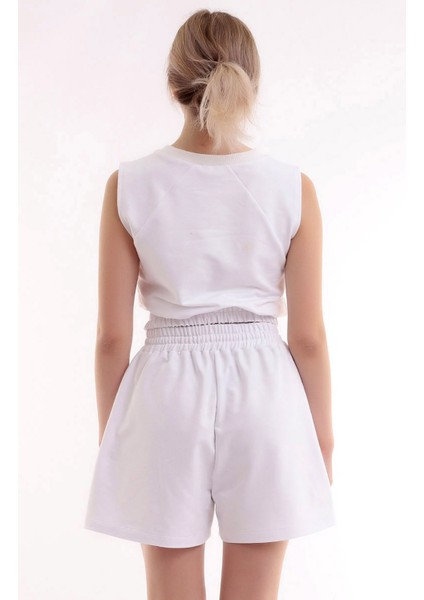 Yuvarlak Yaka Kolsuz Lastikli Crop Bluz Cepli Şort Kombin