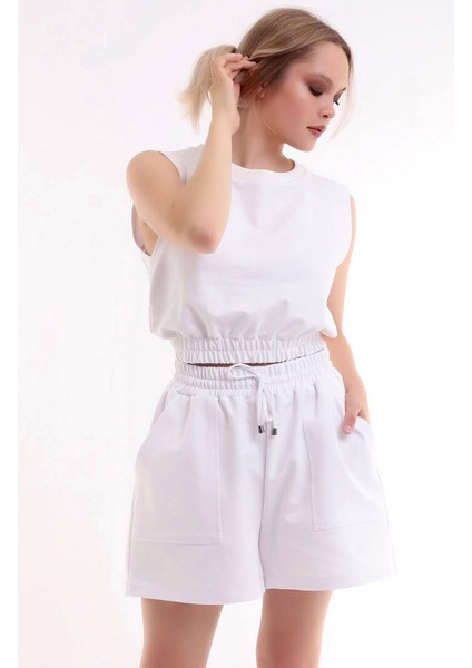 Yuvarlak Yaka Kolsuz Lastikli Crop Bluz Cepli Şort Kombin