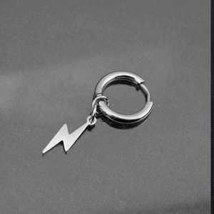 The Collection Erkek Gümüş Sallantılı Şimşek Çelik Küpe