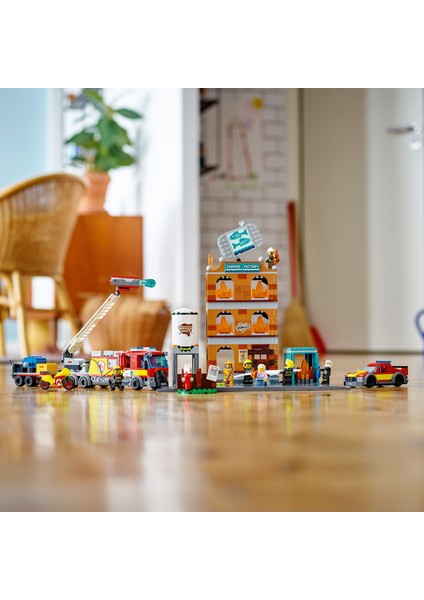 City İtfaiye 60321 - 7 Yaş ve Üzeri İçin Çok Modelli; 2 LEGO City Tv Karakteri İçeren Oyuncak Yapım Seti (766 Parça)