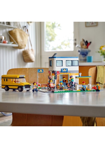 City Okul Günü 60329 - 6 Yaş ve Üzeri Çocuklar İçin 2 LEGO City Tv Karakteri İçeren Okul Oyuncağı Yapım Seti (433 Parça)
