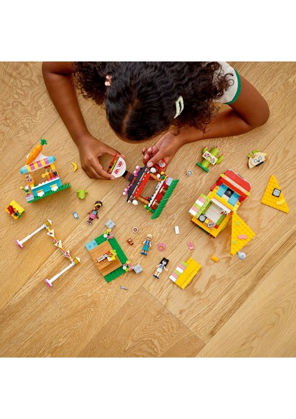 Friends Sokak Lezzetleri Pazarı Yapım Seti 41701 # Çocuklar İçin 3 Mini Bebek Figürü İçeren Yaratıcı Oyuncak Yapım Seti (592 Parça) indirimleri