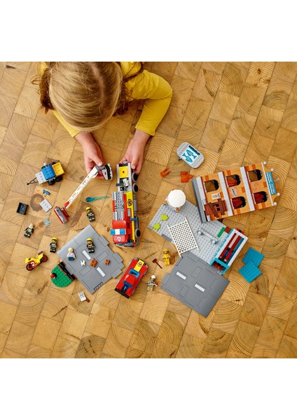 City İtfaiye 60321 - 7 Yaş ve Üzeri İçin Çok Modelli; 2 LEGO City Tv Karakteri İçeren Oyuncak Yapım Seti (766 Parça)