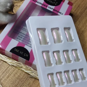 Gold Beauty Kendinden Yapışkanlı Tak ve Çık Oval Tırnak (Simli Sedef]