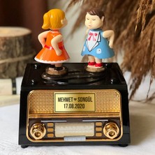 Herkesetoptantic Kişiye Özel Radyo Üzerinde Öpüşen Çift Kurmalı Müzik Kutusu (Kahverengi)