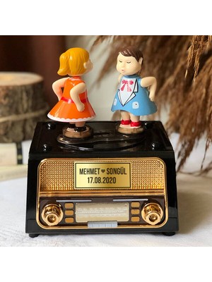 Herkesetoptantic Kişiye Özel Radyo Üzerinde Öpüşen Çift Kurmalı Müzik Kutusu (Kahverengi)