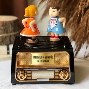 Kişiye Özel Radyo Üzerinde Öpüşen Çift Kurmalı Müzik Kutusu (Kahverengi)
