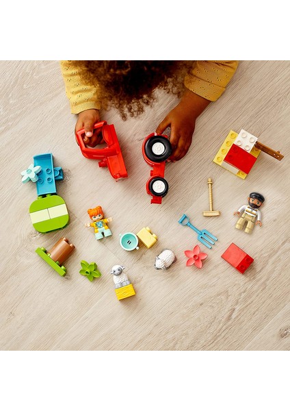 DUPLO® Town Çiftlik Traktörü ve Hayvan Bakımı 10950 Küçük Çocuklar için Oyuncak Traktör ve 2 Koyun İçeren Yaratıcı bir Oyun Seti (27 Parça)