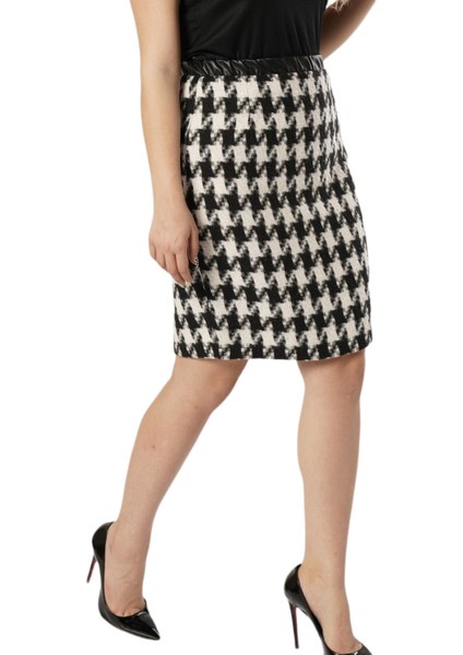 Fierte Kadın Büyük Beden Etek NLY220700003 Elastik Bel Diz Üstü Spor Kısa Ekose Desen Siyah modelleri