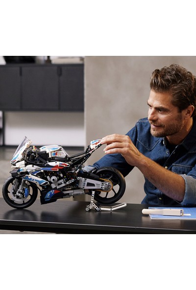 LEGO® Technic BMW M 1000 RR 42130 Yetişkinler için Şık bir Motosiklet Modeli Yapım Seti (1925 Parça)
