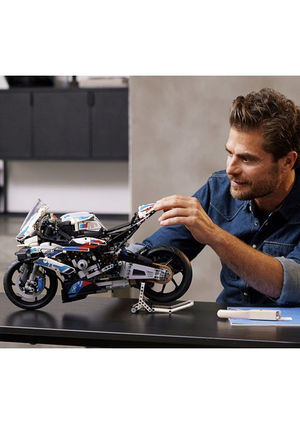 LEGO® Technic BMW M 1000 RR 42130 Yetişkinler için Şık bir Motosiklet Modeli Yapım Seti (1925 Parça)