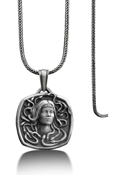 Medusa ve Yılanlar Madalyon Gümüş Kolye