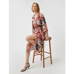 Yırtmaç Detaylı Baskılı Elbise