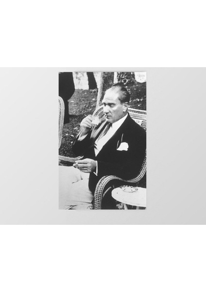 Atatürk Türk Kahvesi Içerken Tablosu-Çerçevesiz - 45 x 30 cm
