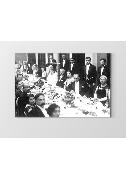 Atatürk ve Yemek Masası Tablosu-Çerçevesiz - 45 x 30 cm