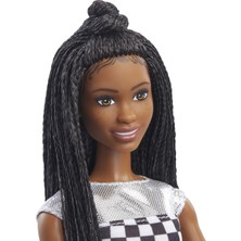 Barbie Barbie: Büyük Şehir, Büyük Hayaller Serisi Barbie Brooklyn Bebek (29 Cm, Esmer, Örgülü Saçlı), Işıltılı Bluz ve Etekten Oluşan Giysileri ve Aksesuarlar, 3-7 Yaş Arası Çocuklar GXT04