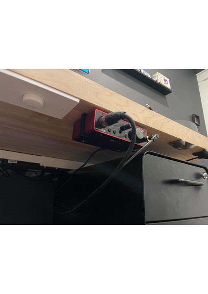 Focusrite Scarlett Solo Masa Tutucu Altında Plastik Aparat
