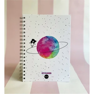 Satünlü Kız Tasarımlı Spiralli Sticker'lı Tarihsiz Konuşan Ajanda Haftalık Planlayıcı Defter 
