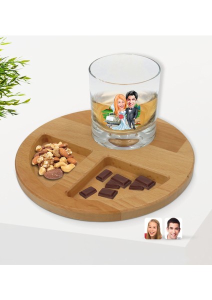 Kişiye Özel Evleniyoruz Karikatürlü Viski Bardağı ve Doğal Masif Ahşap Yuvarlak Sunum Tabağı Çerezlik Hediye Seti-1