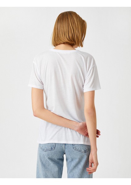 2YAK13087EK Yuvarlak Yaka Kısa Kollu Normal Kalıp Koyu Beyaz Kadın T-Shirt fırsatları