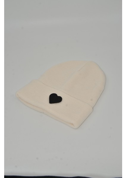 Sevgililer Günü Özel Koleksiyonu Siyah Kalp Figürlü Krem/Beyaz Renk Unisex Erkek/Kadın Bere