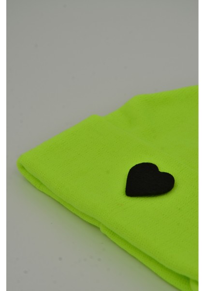 Sevgililer Günü Özel Koleksiyonu Siyah Kalp Figürlü Neon Sarı Renk Unisex Erkek/Kadın Bere fiyatları