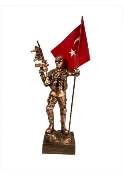 Bayraklı Bereli Asker Heykel