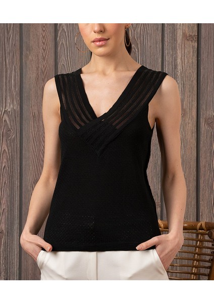 Kadın Siyah Yakası Çizgili Kolsuz Bluz