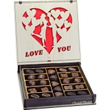 Çikolata Marketi Love You Yazılı Sevgili Figürlü Ahşap Kutulu Sevgiliye Lüks Çikolata