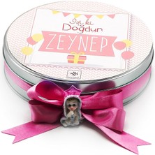 Nin Chocolate Nin Kız Bebek Çikolatası Metal Yuvarlak Kutu Pembe Balon Baskılı (80 Adet Napoliten Çikolata)