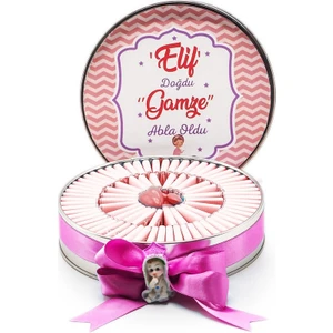 Nin Chocolate Nin Kız Bebek Çikolatası Metal Yuvarlak Kutu Pembe Çizgi Baskılı (80 Adet Napoliten Çikolata)