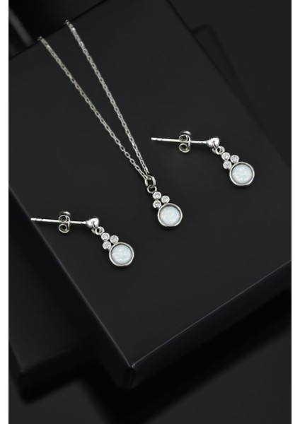925 Ayar Gümüş Rodyum Kaplama Beyaz Opal Yuvarlak Kolye ve Çivili Küpe Set
