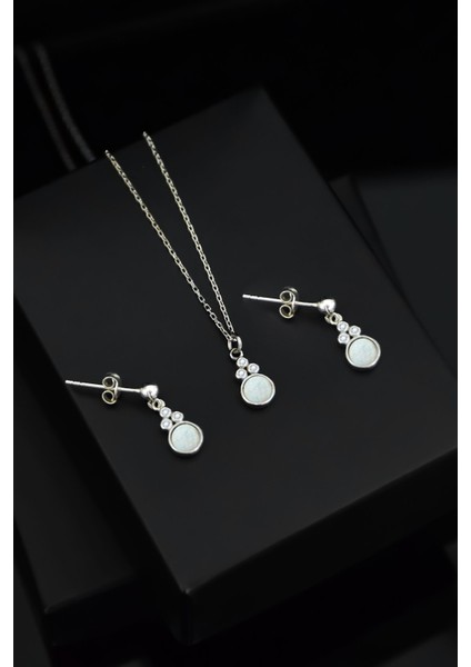 925 Ayar Gümüş Rodyum Kaplama Beyaz Opal Yuvarlak Kolye ve Çivili Küpe Set fiyatları