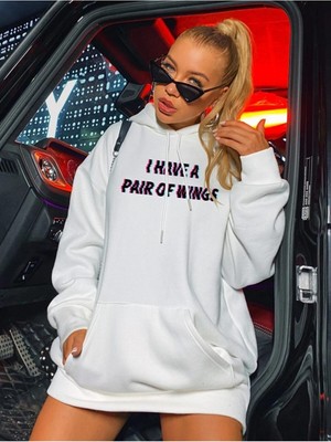 Trendseninle Kadın Beyaz Sırt Kanat Önü Slogan Baskılı Kapüşonlu Oversize Sweatshirt