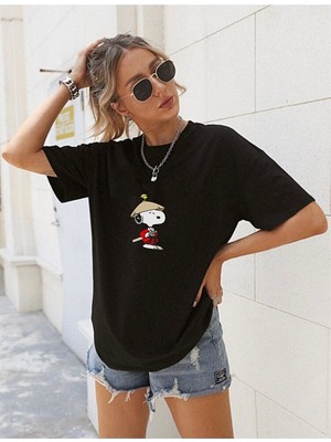 Trendseninle Kadın Siyah Oversize Snoopy Baskılı Tişört