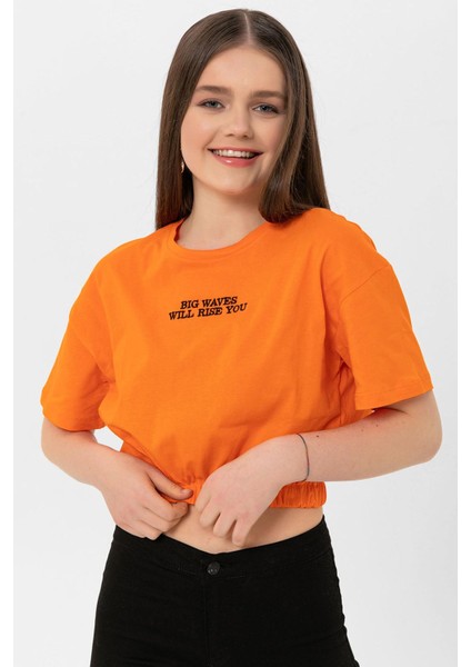 Kadın Önü Yazı Altı Lastik Detaylı Bisiklet Yaka Kısa T-Shirt