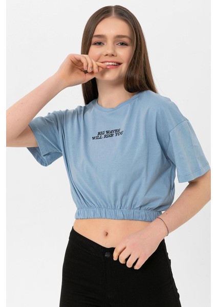 Kadın Önü Yazı Altı Lastik Detaylı Bisiklet Yaka Kısa T-Shirt fırsatları