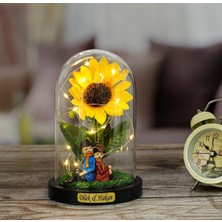 Mobgift Kişiye Özel Ayçiçeği Altında Oturan Romantik Çift Tasarımlı Işıklı Fanus (Sarı)