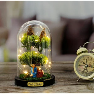 Kişiye Özel Çam Ağacı Altında Sırt Sırta Oturan Aşıklar Tasarımlı Işıklı Fanus