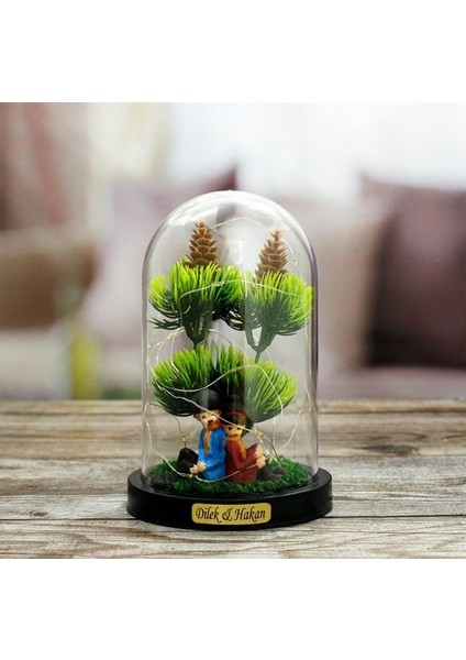 Kişiye Özel Çam Ağacı Altında Sırt Sırta Oturan Aşıklar Tasarımlı Işıklı Fanus fiyatları