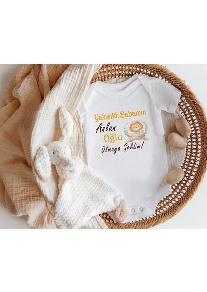 Nilesbabyshop Yakışıklı Babamın Aslan Oğlu Olmaya Geldim Yazılı Kısa Kollu Zıbın