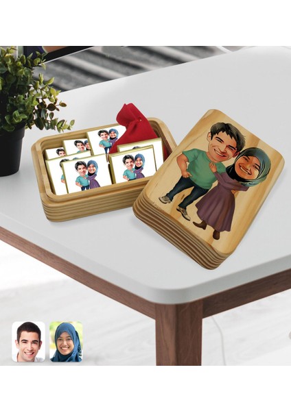 Kişiye Özel Sevgililer Karikatürlü Dikdörtgen Ahşap Kutuda Madlen Çikolata ve İsimli Açılan Papatya Kolye -61