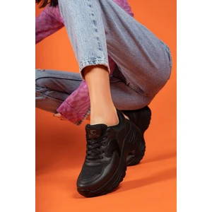 Kadın Siyah Sneaker Düz Taban Ortapedik İç Taban ile Rahat Kullanım