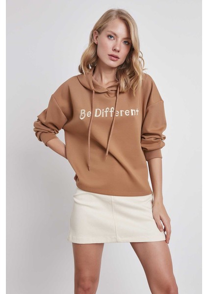 Önü Nakışlı Kapşonlu Sweatshirt fiyatları