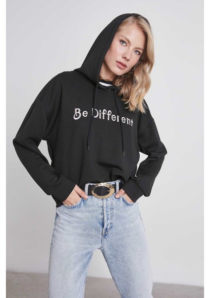 Önü Nakışlı Kapşonlu Sweatshirt