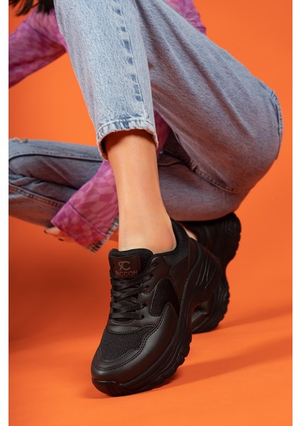 Kadın Siyah Sneaker Düz Taban Ortapedik İç Taban ile Rahat Kullanım